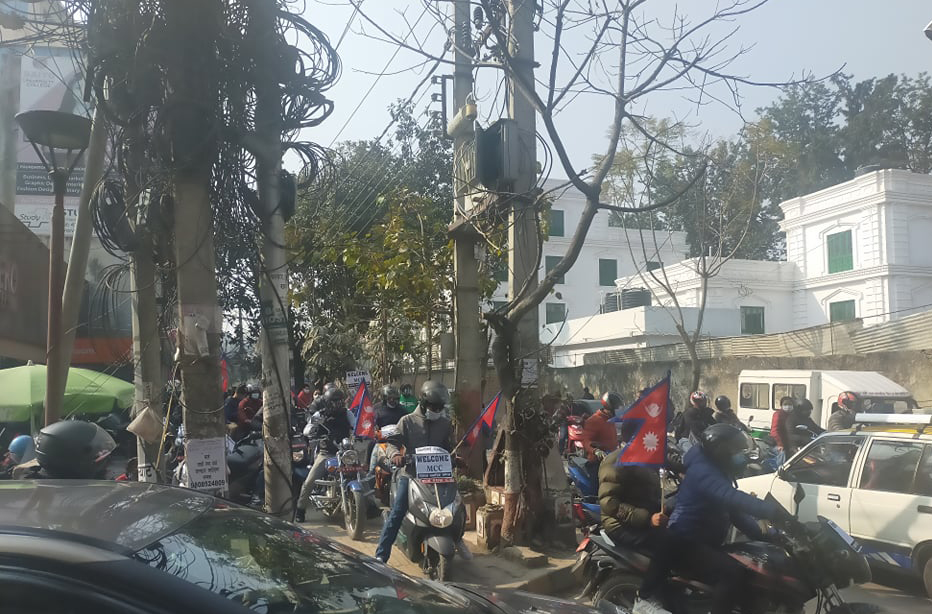 ‘वेलकम एमसीसी’ लेखिएको ब्यानरसहित काठमाडौंमा मोटरसाइकल र्‍याली